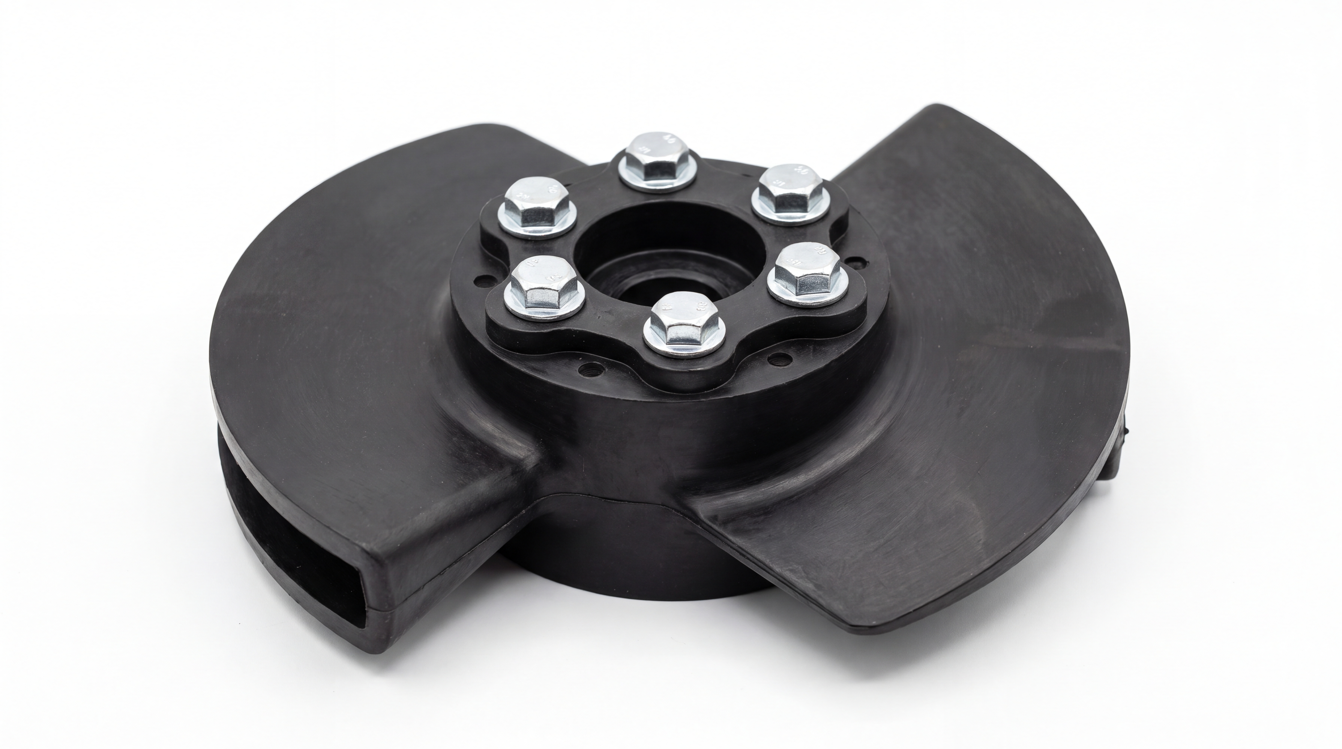 Bơm chìm sump với cánh bơm cao su lắp đặt tại hố mỏ bauxite lộ thiên ở Tây Nguyên, bề mặt cánh bơm có lớp màu cam đặc trưng của hợp chất cao su chịu mài mòn